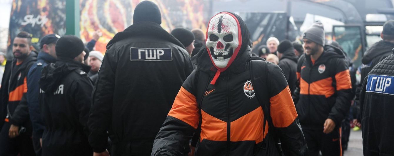 Лидер "Шахтера" пожаловал на бой с "Карпатами" в жуткой маске в честь Хэллоуина