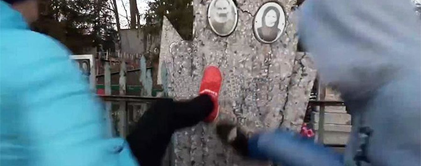 Российские школьницы сняли на видео, как рушат могилы