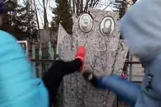 Российские школьницы сняли на видео, как рушат могилы