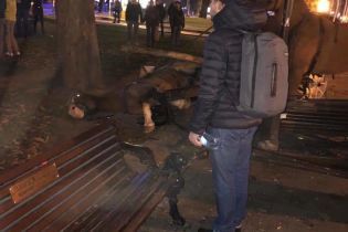 В Львове напуганные лошади выскочили на тротуар и сильно травмировали подростка