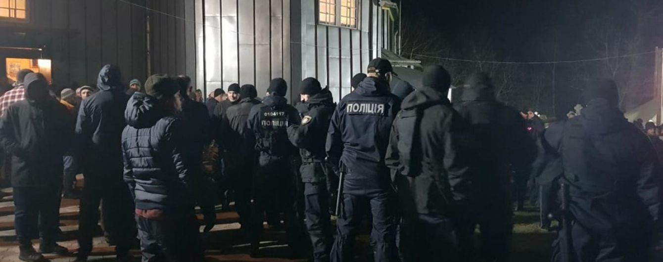 На Буковине верующие РПЦ пошли на жесткий конфликт с верующими ПЦУ