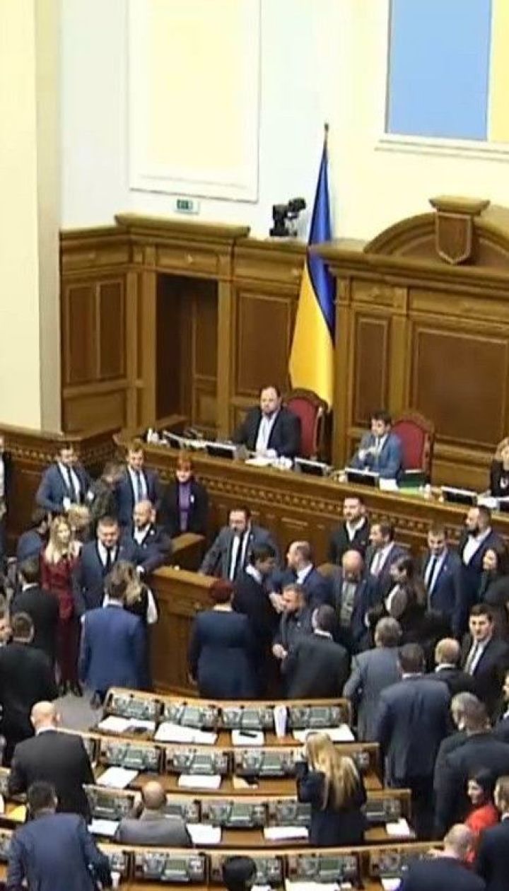 У режимі "скандал": депутати відзначилися першою бійкою, листуванням з повією і слізьми