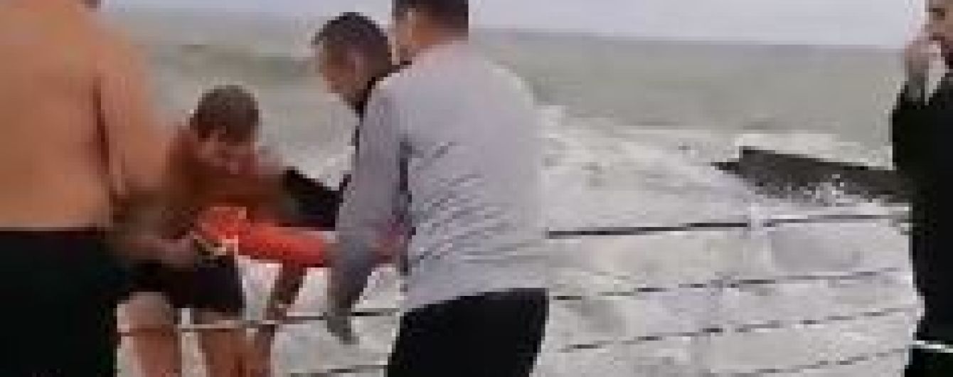 В Одесі врятували з штормового моря відпочивальника напідпитку
