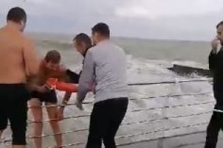 В Одесі врятували з штормового моря відпочивальника напідпитку