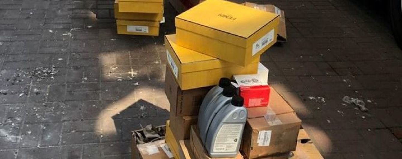 Контрабанда тижня. У Краковці в рейсовому автобусі виявили елітне взуття й запчастини для іномарок - Нефьодов