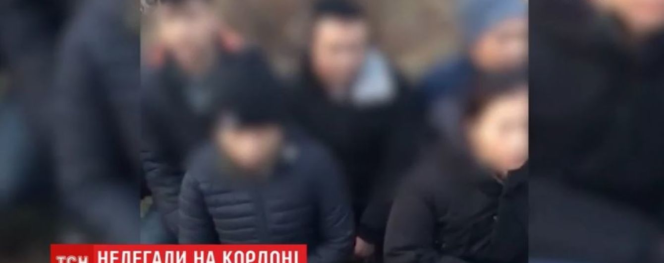 На Закарпатье задержали нелегалов в одежде против тепловизоров и деревянных копытах