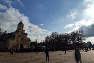 В Прилуках прощаются с парнем, из-за смерти которого собираются протесты