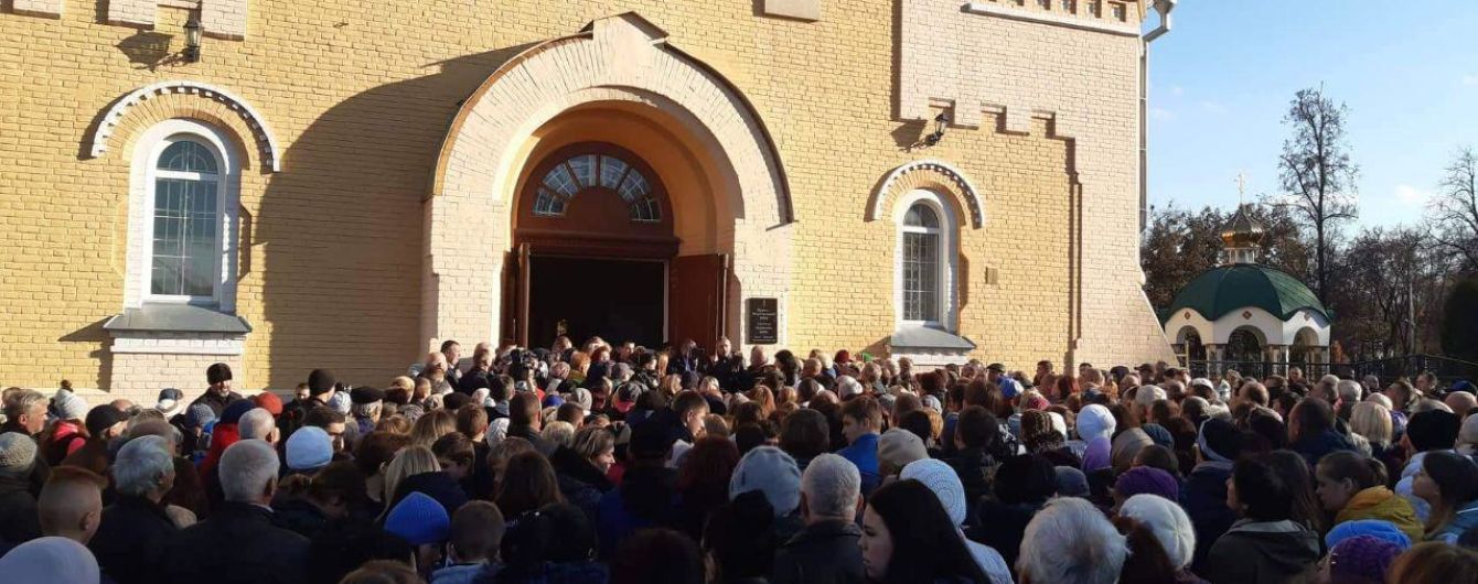 Во время прощания с погибшим на железной дороге юношей в Прилуках толпа устроила импровизированный митиг