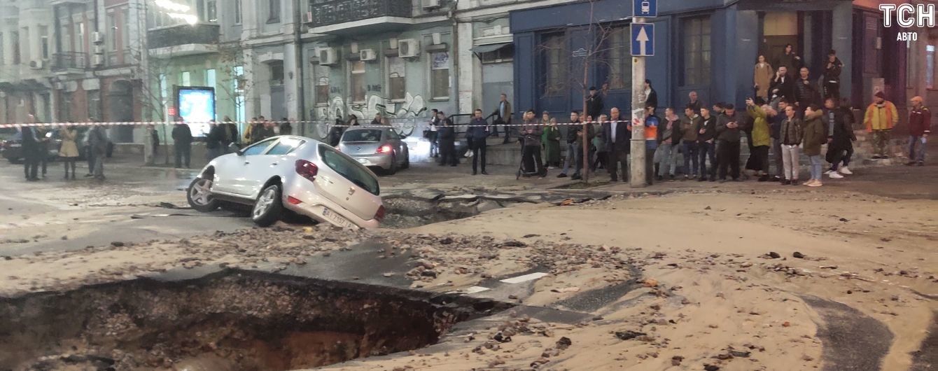 Провал в центре Киева: в КГГА назвали сроки ремонта дороги после прорыва трубы