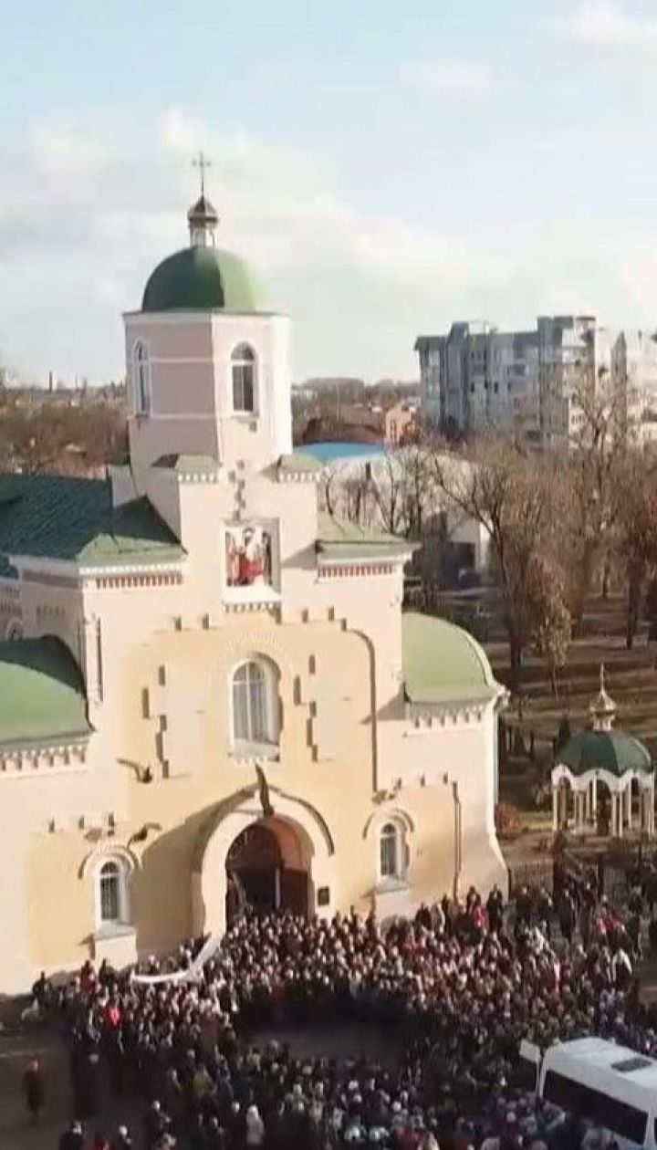Більше пів тисячі прилучан попрощались із Денисом Чаленком: у місті панує протестний настрій