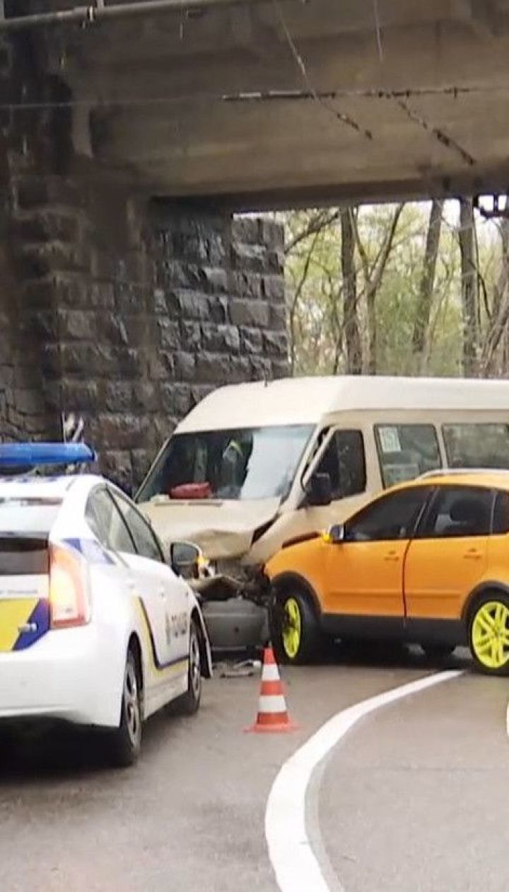 Водитель в Днепре не справилась с управлением во время ливня и влетела в маршрутку