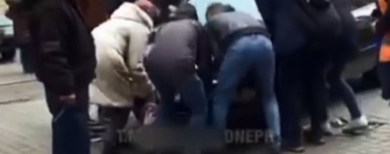 Машина заблокировала движение трамваев в Днепре: пассажиры оттащили авто, водитель записал видеообращение