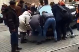 Машина заблокировала движение трамваев в Днепре: пассажиры оттащили авто, водитель записал видеообращение