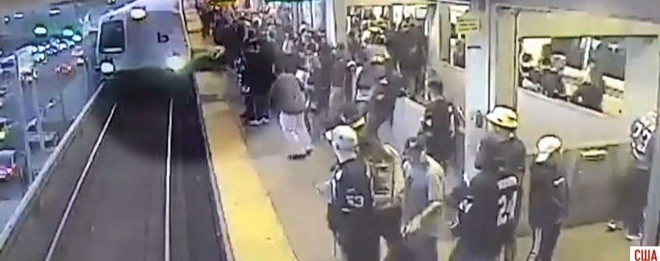 В США железнодорожник вытащил из-под поезда пассажира, который упал на рельсы