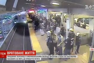 В США железнодорожник вытащил из-под поезда пассажира, который упал на рельсы