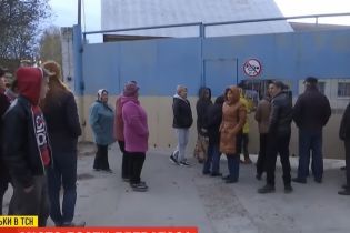 На Тернопольщине люди требуют закрыть элеватор, из-за которого несколько месяцев живут в красном снегопаде