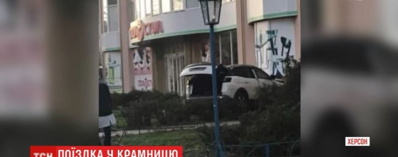 У Херсонщині п’яна кермувальниця в’їхала у крамницю на позашляховику