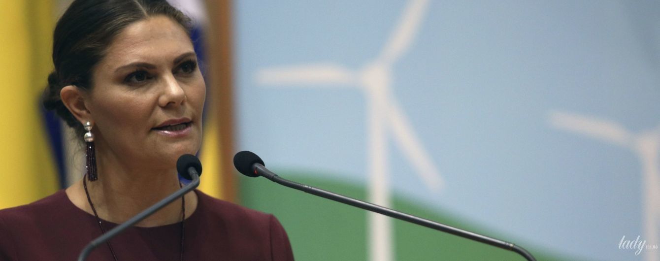 В сукні кольору марсала і гарних прикрасах: кронпринцеса Вікторія на конференції