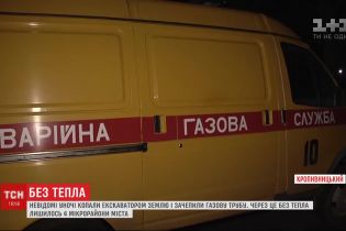 В Кропивницком экскаватором случайно сорвали трубу отопления, которая грела более 300 домов