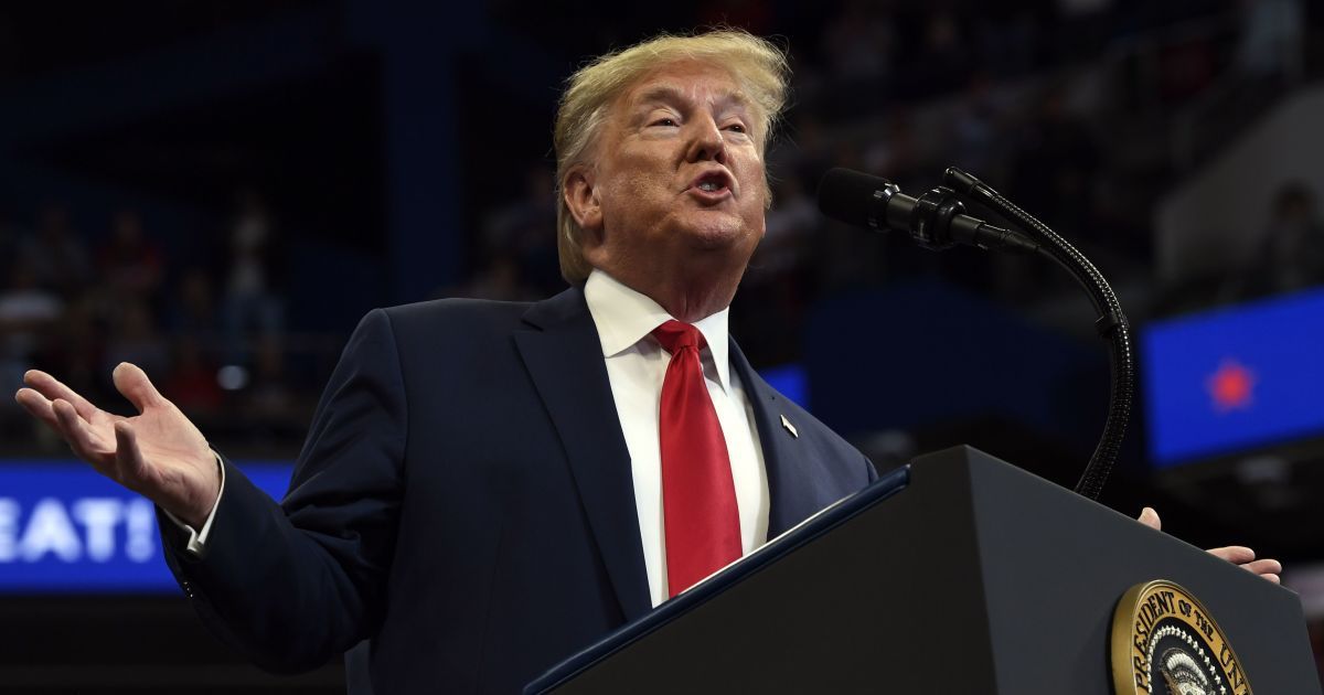 У Конгресі США звинуватили Трампа у порушенні президентської присяги