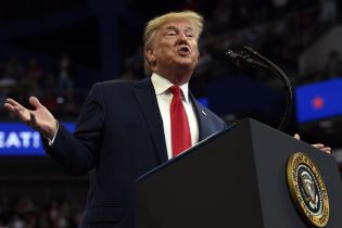 У Конгресі США звинуватили Трампа у порушенні президентської присяги