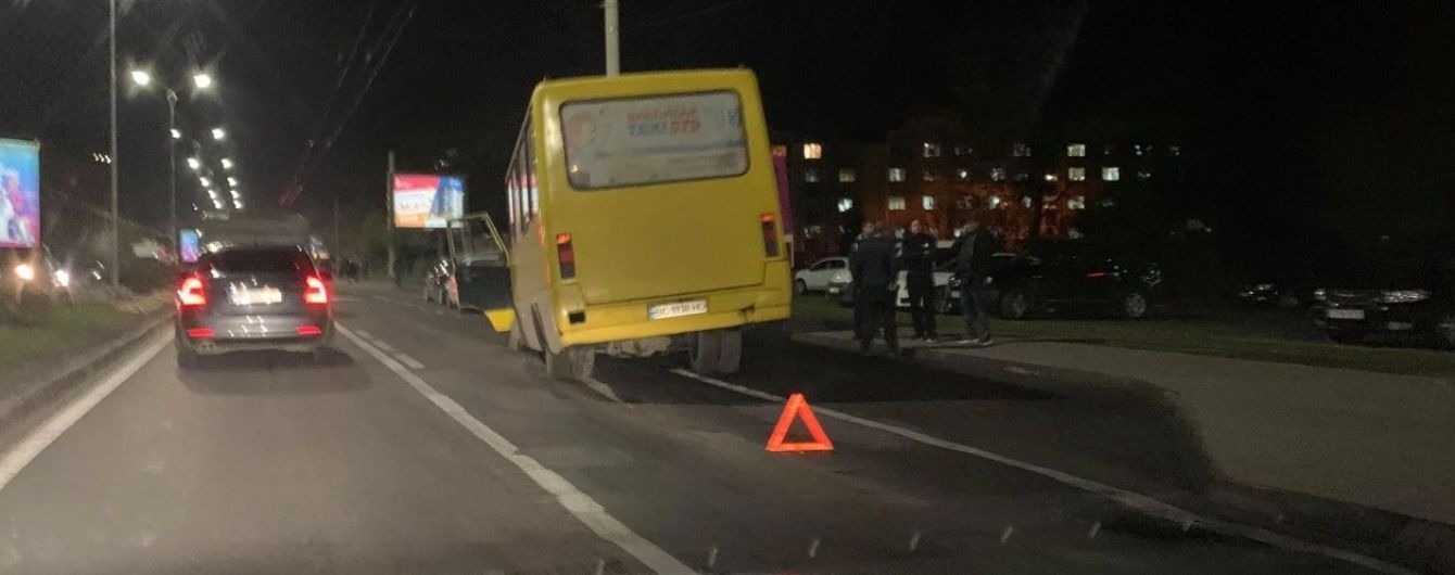 Во Львове маршрутка "потеряла" колесо прямо во время движения