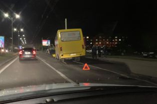 Во Львове маршрутка "потеряла" колесо прямо во время движения
