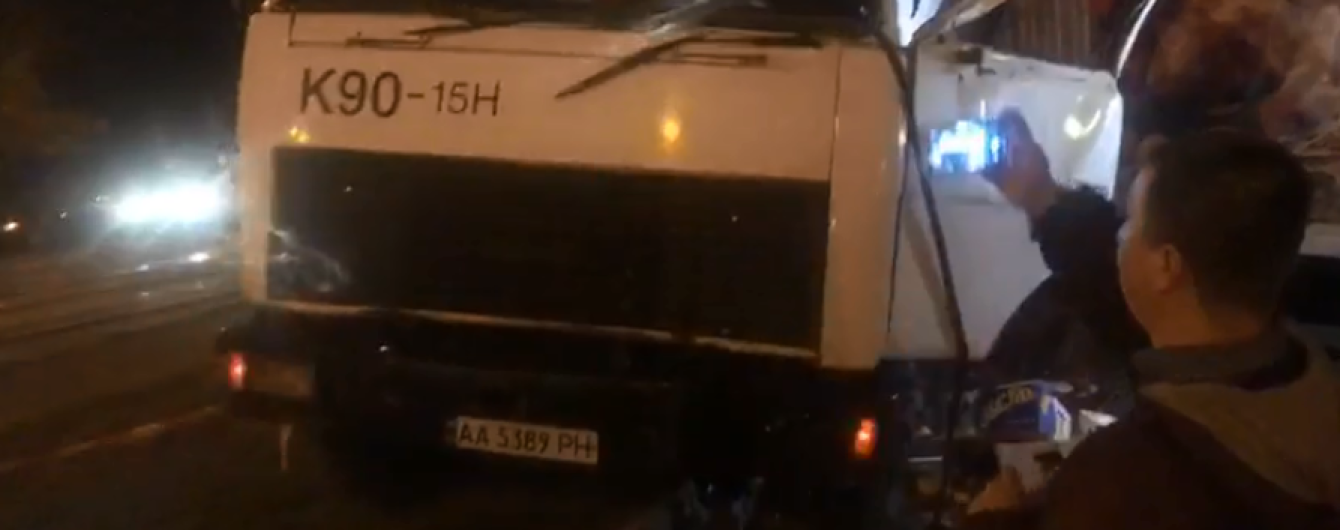 В Киеве грузовик без тормозов врезался в 10 автомобилей