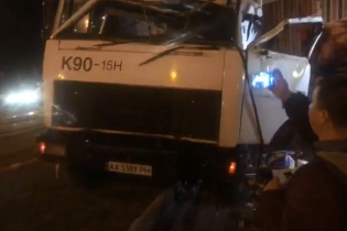 В Киеве грузовик без тормозов врезался в 10 автомобилей