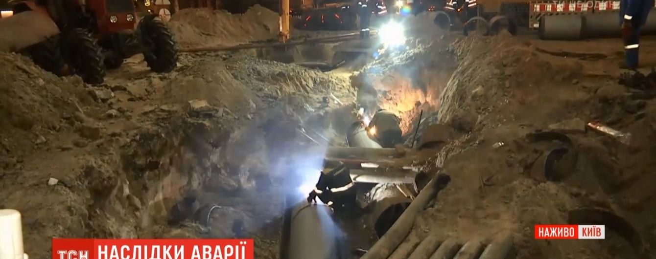 В центре Киева открыли движение на перекрестке, возле которого накануне образовался провал