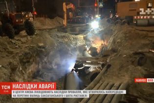 В центре Киева открыли движение на перекрестке, возле которого накануне образовался провал