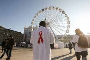 Суд разрешил ВИЧ-инфицированным украинцам усыновлять детей