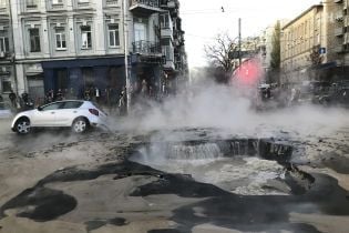 Владельцы поврежденных в киевском провале машин подадут в суд