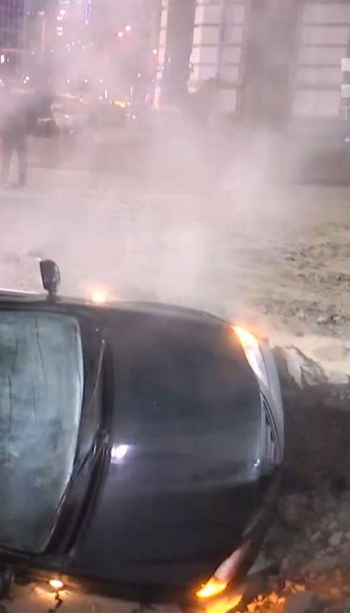 Власники двох автівок, пошкоджених внаслідок прориву труби, через суд вимагатимуть компенсації збитків
