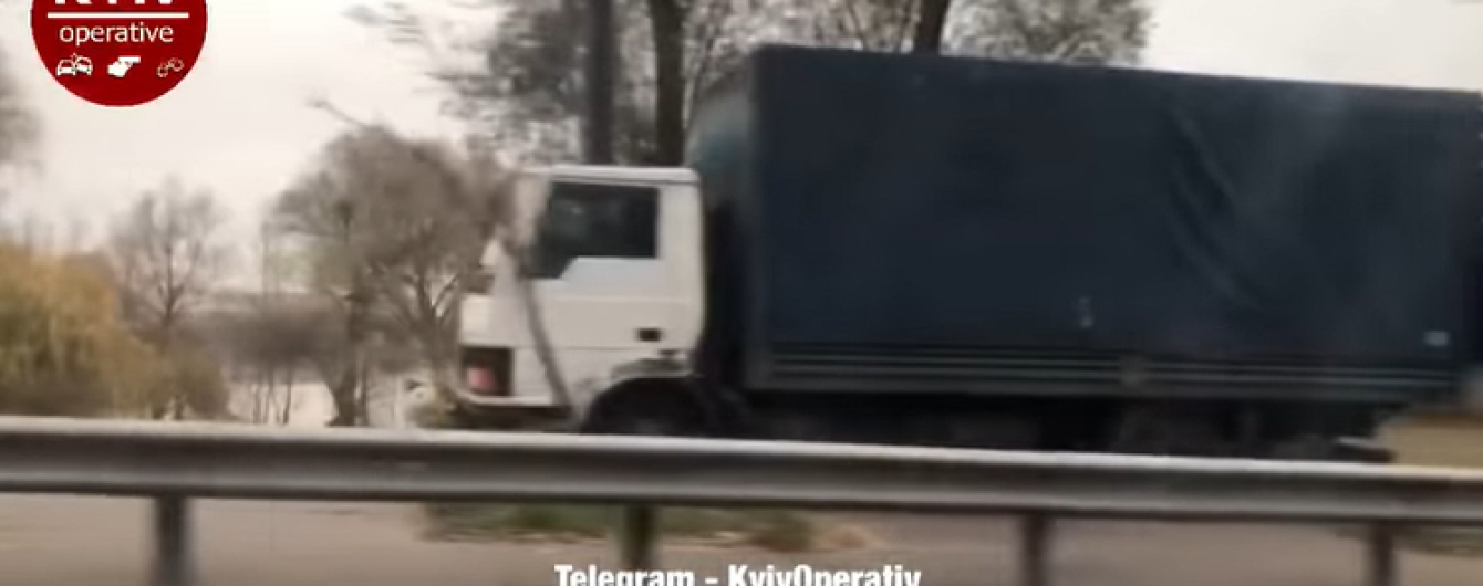 У Києві зняли горе-водія вантажівки, який відчайдушно обганяв затор узбіччям