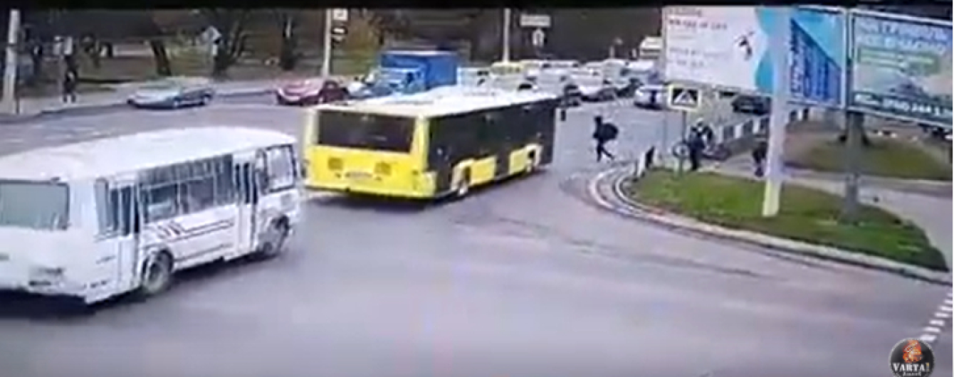 Во Львове автобус сбил пешехода на переходе