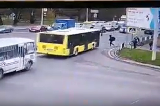 Во Львове автобус сбил пешехода на переходе