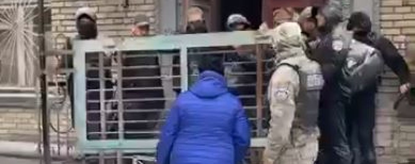 У Києві невідомі у формі зі сльозогінним газом і сутичками захопили гуртожиток