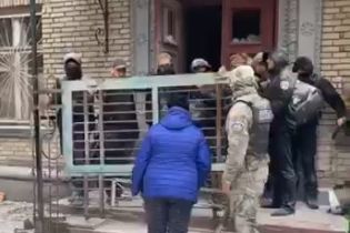 У Києві невідомі у формі зі сльозогінним газом і сутичками захопили гуртожиток