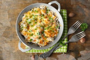 Картофельная запеканка с домашним сыром и колбасками