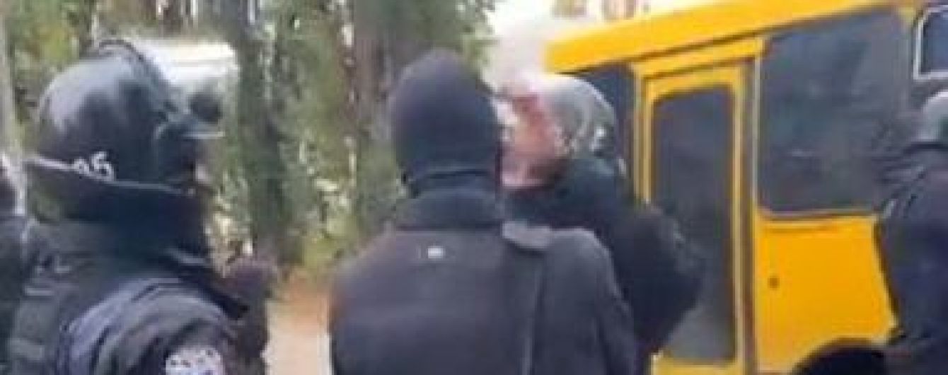 Правоохранители задержали "титушек", которые ворвались в общежитие в Киеве