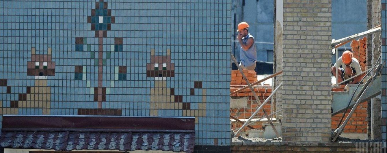 Всього по сто. Зеленський поставив завдання відремонтувати і спорудити сотні шкіл, стадіонів і садочків