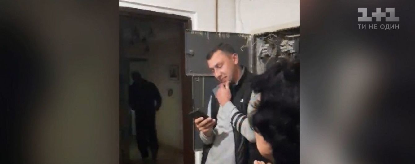 Жена стрелка, который попал соседу в ногу, пожаловалась на "террор" со стороны жильцов дома