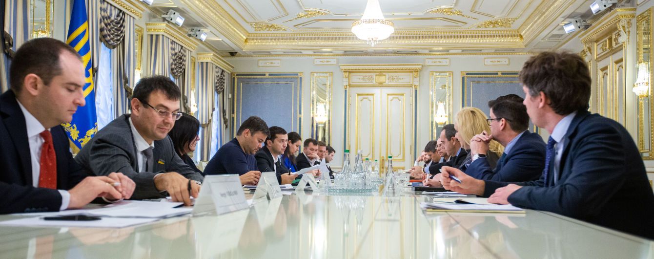Після заяв про згортання бізнесу в Україні президент зустрівся з керівниками тютюнових компаній