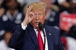 Трамп использовал Украину для получения "компромата" на оппонентов. Новые показания в деле импичмента