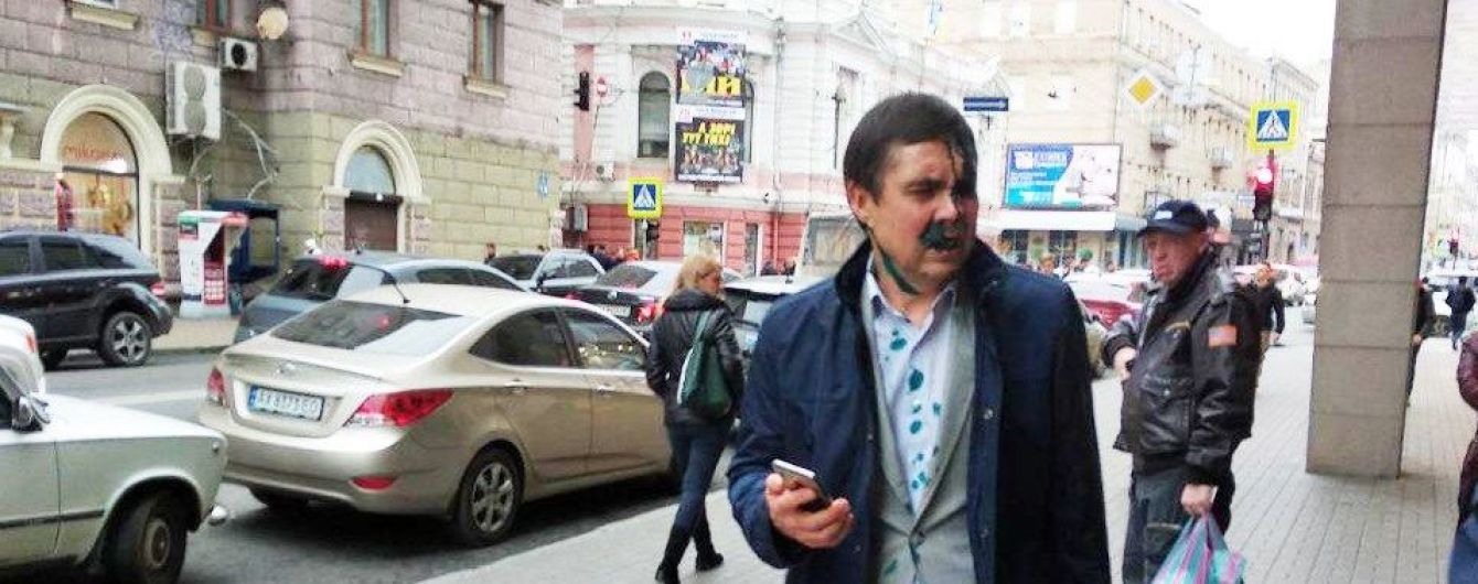 В Харькове после суда по делу о переименовании проспекта Григоренко в Жукова чиновника горсовета облили зеленкой