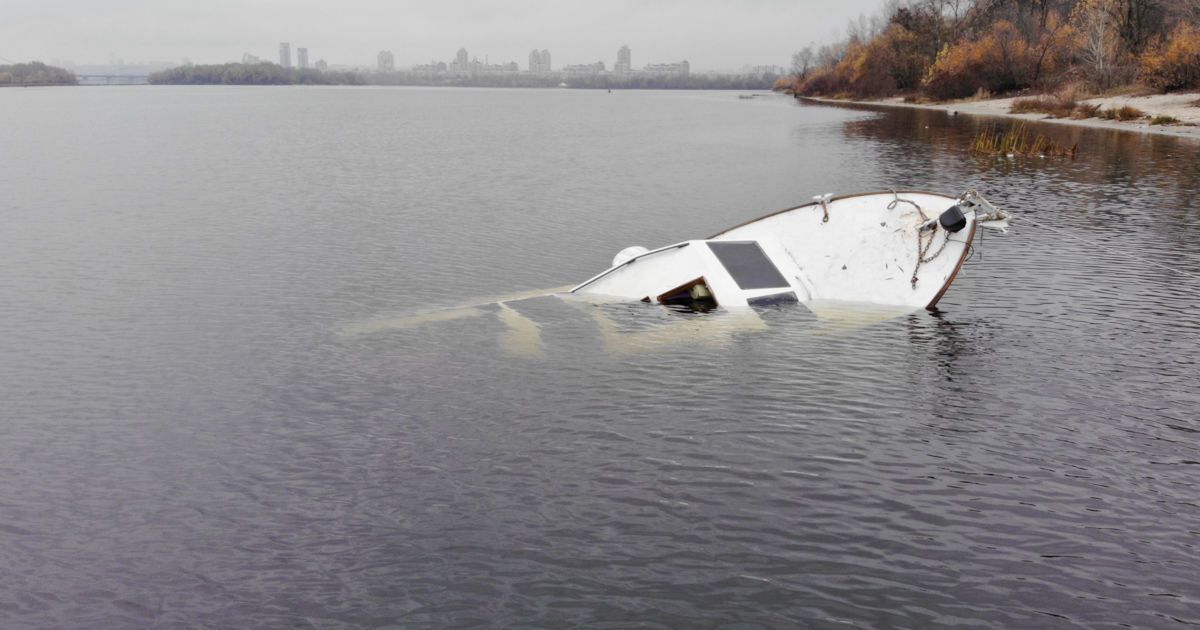 На столичній Оболоні затонула яхта з людьми. У Мережі опублікували відео з місця події