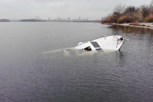 На столичной Оболони затонула яхта с людьми. В Сети опубликовали видео с места события