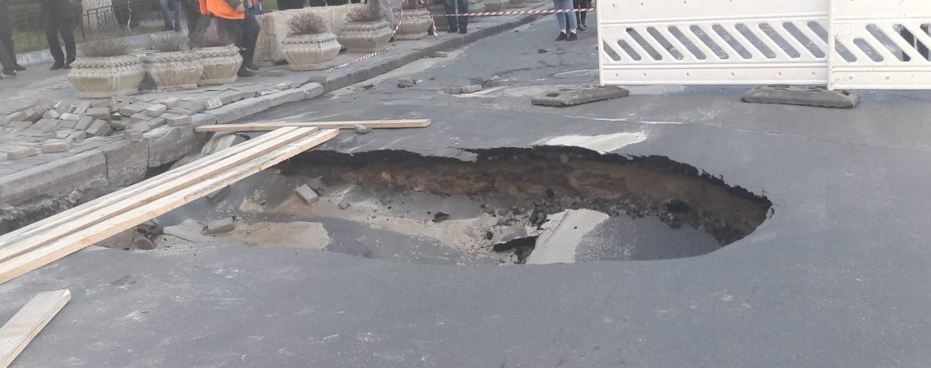 Київське провалля на Саксаганського: дорожники замінили пошкоджену трубу і відновили рух транспорту