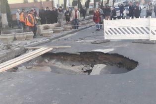 Київське провалля на Саксаганського: дорожники замінили пошкоджену трубу і відновили рух транспорту